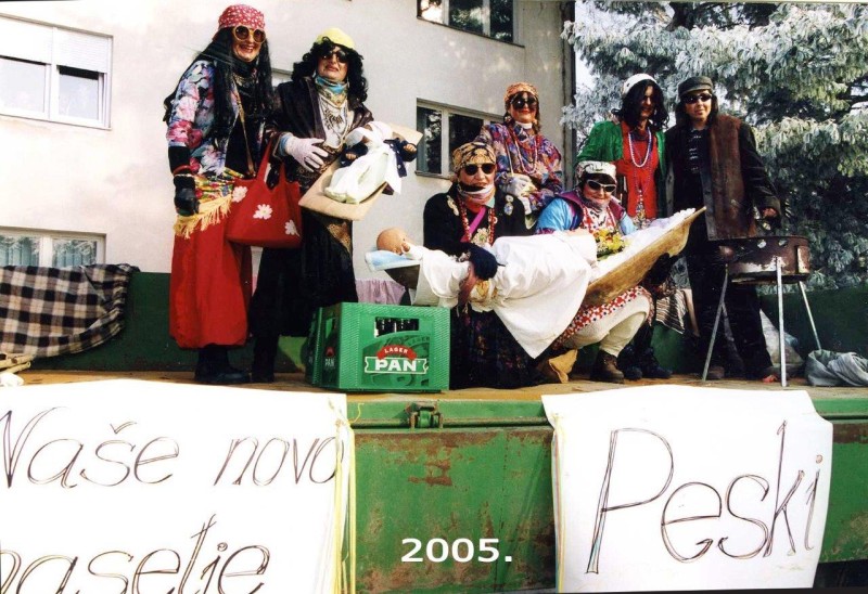 foto/2005 stanovnice s peski